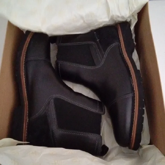 G.H. Bass & Co. Black and Brown Chelsea Boots - Picture 7 of 10